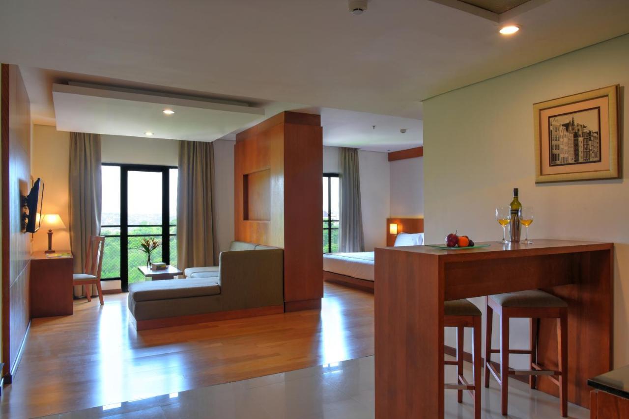 Oak Tree Emerald Hotel & Coventions Semarang Ngoại thất bức ảnh