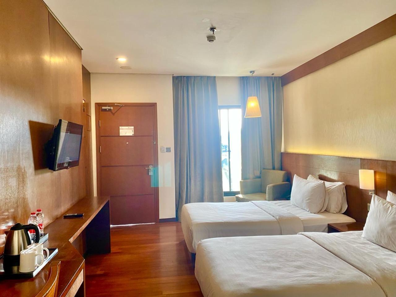 Oak Tree Emerald Hotel & Coventions Semarang Ngoại thất bức ảnh