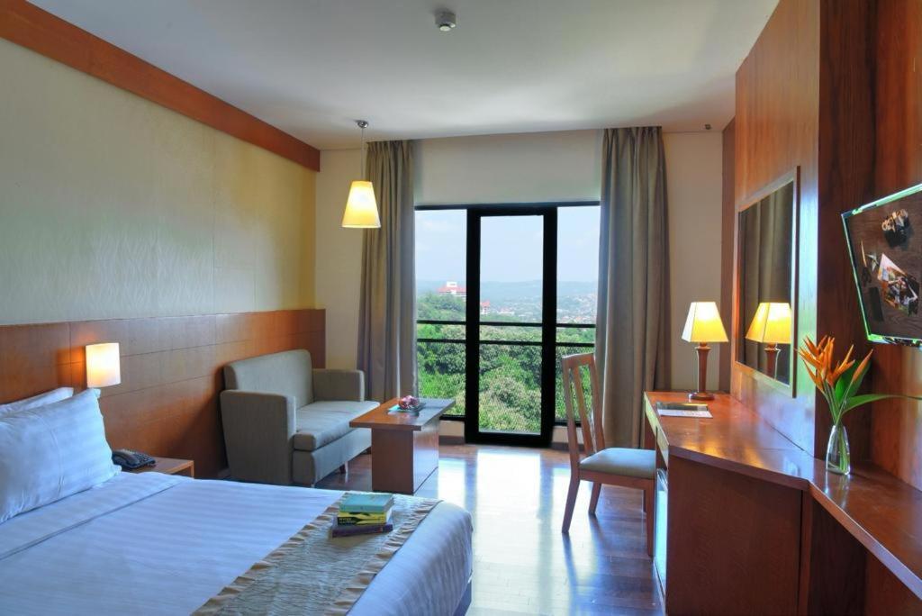 Oak Tree Emerald Hotel & Coventions Semarang Ngoại thất bức ảnh