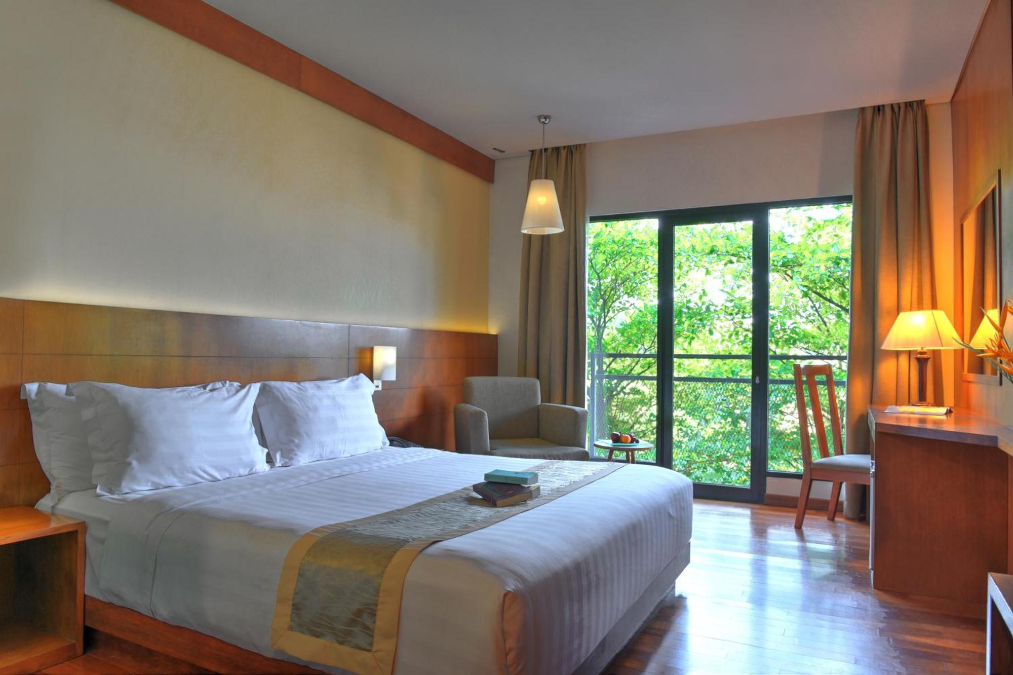 Oak Tree Emerald Hotel & Coventions Semarang Ngoại thất bức ảnh