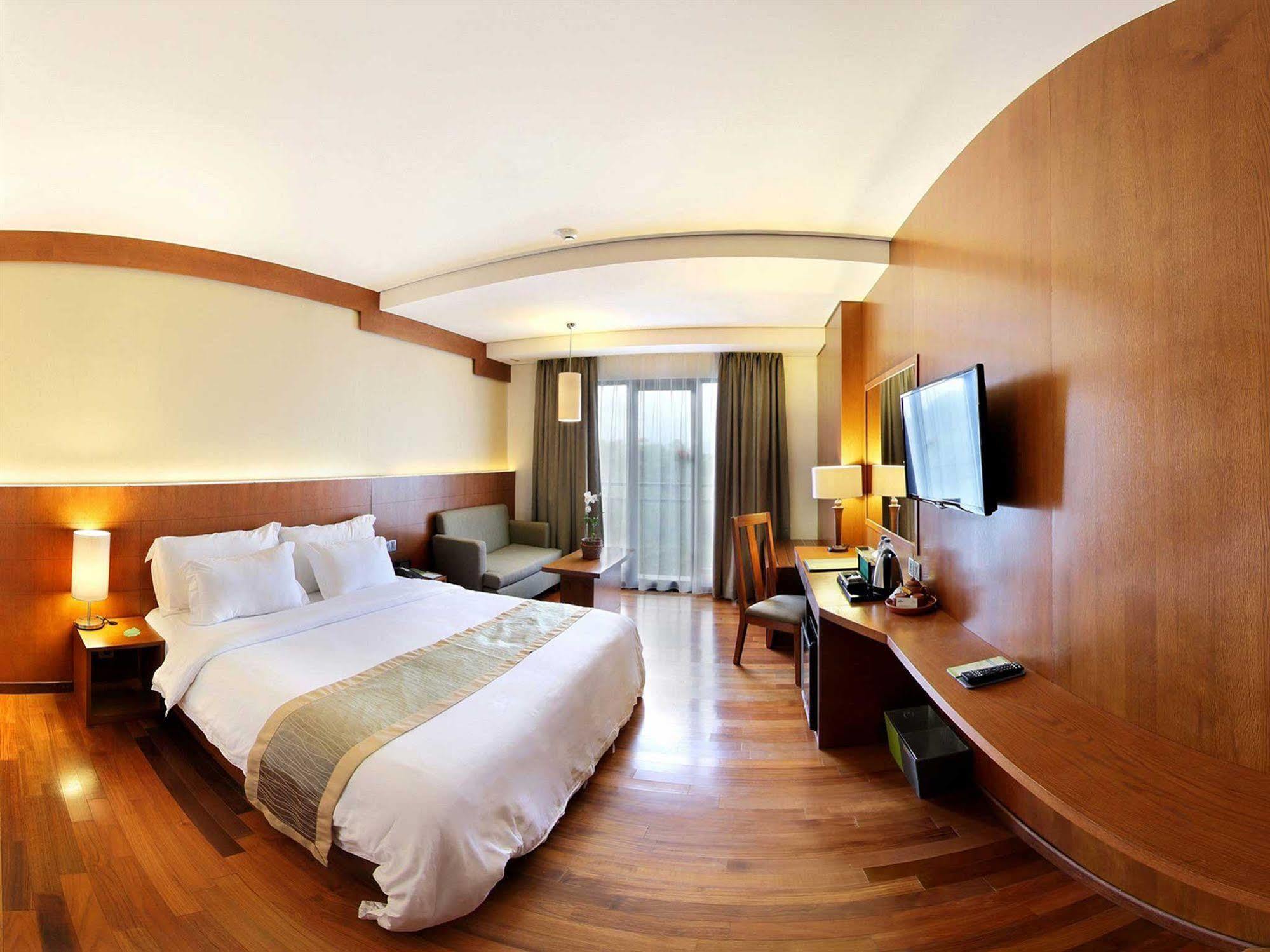 Oak Tree Emerald Hotel & Coventions Semarang Ngoại thất bức ảnh
